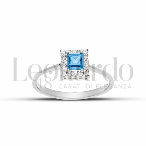 Contornato da una fila di zirconi Modello con Topazio azzurro e zirconi bianchi in Oro Bianco da 2gr.