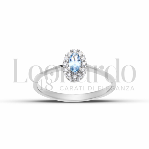 Contornato da una fila di zirconi Modello con Topazio azzurro e zirconi bianchi in Oro Bianco da 1,9gr.
