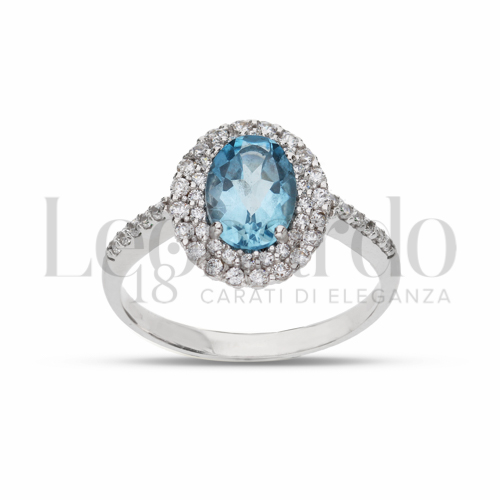 Contornato da due file di zirconi Modello con Topazio azzurro e zirconi bianchi in Oro Bianco da 3,8gr.