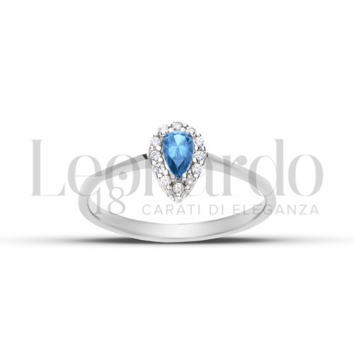 Contornato da una fila di zirconi Modello con Topazio azzurro e zirconi bianchi in Oro Bianco da 1,8gr.