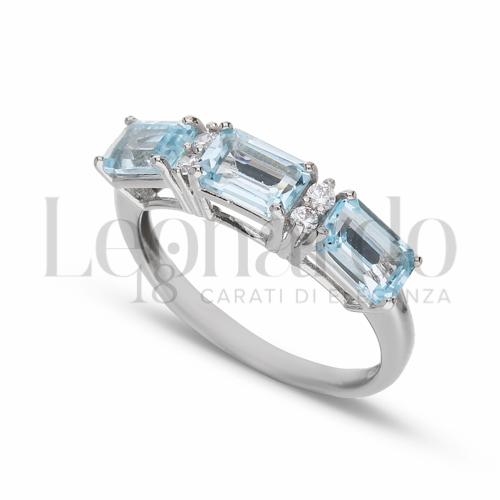 Trilogy Orizzontale Modello con Topazio azzurro e zirconi bianchi in Oro Bianco da 2,6gr.