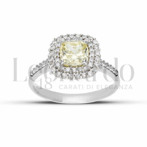 Contornato da due file di zirconi Modello con Pietra Idrotermale Giallo Fancy e zirconi bianchi in Oro Bianco da 4gr.
