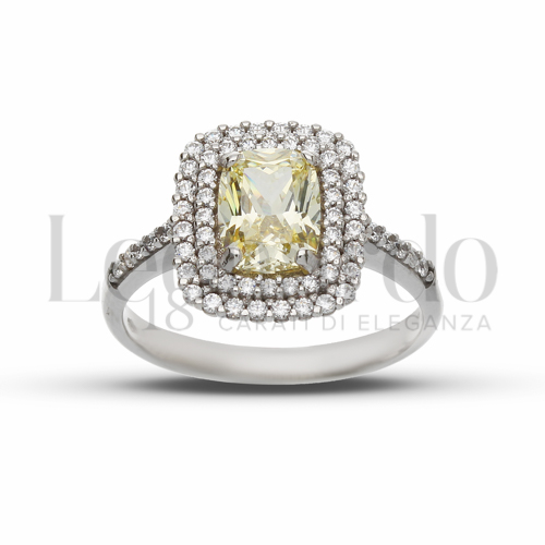 Contornato da due file di zirconi Modello con Pietra Idrotermale Giallo Fancy e zirconi bianchi in Oro Bianco da 4,2gr.