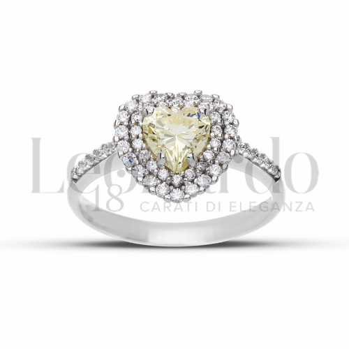 Contornato da due file di zirconi Modello con Pietra Idrotermale Giallo Fancy e zirconi bianchi in Oro Bianco da 3,8gr.