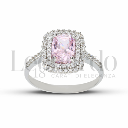 Contornato da due file di zirconi Modello con Pietra Idrotermale Rosa Light e zirconi Bianchi in Oro Bianco da 4,4gr.