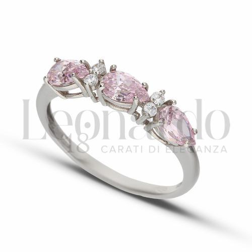 Trilogy Orizzontale Modello con Pietra Idrotermale Rosa Light e zirconi Bianchi in Oro Bianco da 2,5gr.
